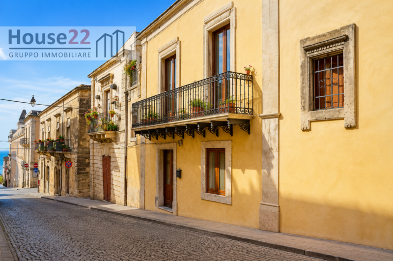 Scoprite questa affascinante unità immobiliare situata nel CENTRO STORICO di Noto, a soli tre min...
