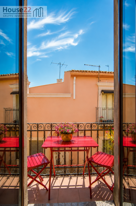 Scoprite questa affascinante unità immobiliare situata nel CENTRO STORICO di Noto, a soli tre min...