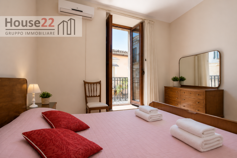 Scoprite questa affascinante unità immobiliare situata nel CENTRO STORICO di Noto, a soli tre min...
