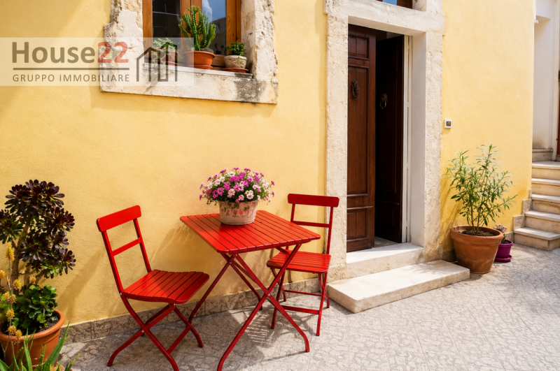 Scoprite questa affascinante unità immobiliare situata nel CENTRO STORICO di Noto, a soli tre min...