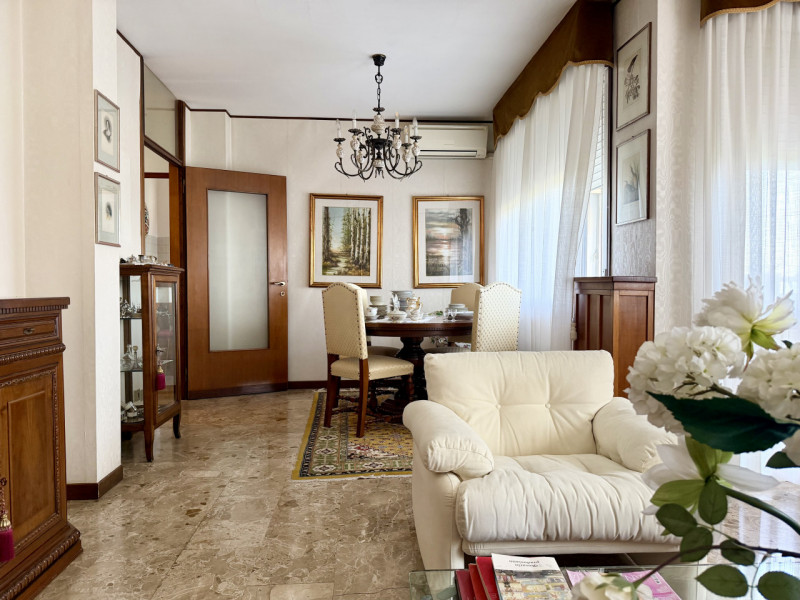 Castelfranco V.to: nella zona residenziale del viale Italia, proponiamo in vendita questo apparta...