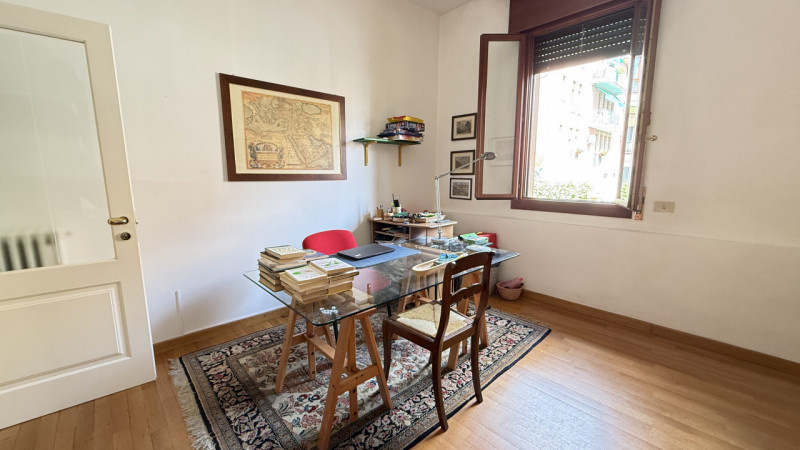 Posizione centrale a due passi da via Beato Pellegrino, contesto ricercato del centro di Padova;
...