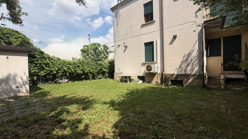 Posizione centrale a due passi da via Beato Pellegrino, contesto ricercato del centro di Padova;
...