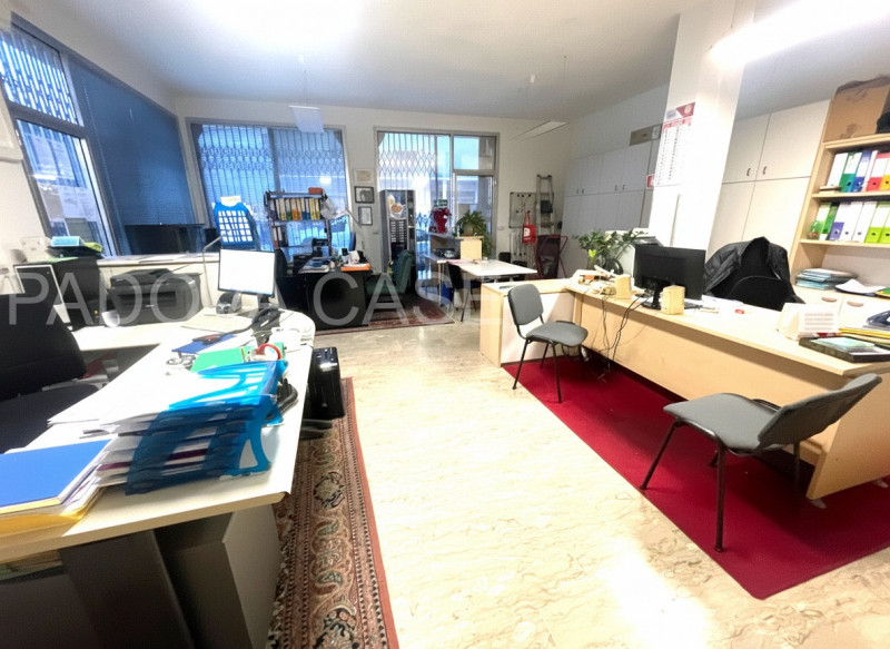 Scopri questa opportunità di investimento nel cuore della zona Arcella a Padova. Proponiamo in ve...