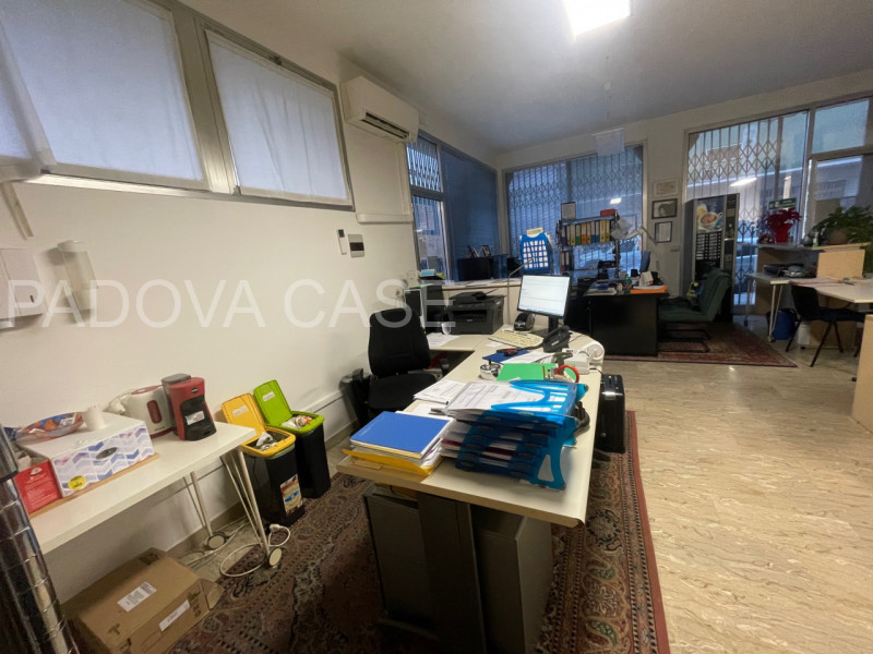 Scopri questa opportunità di investimento nel cuore della zona Arcella a Padova. Proponiamo in ve...