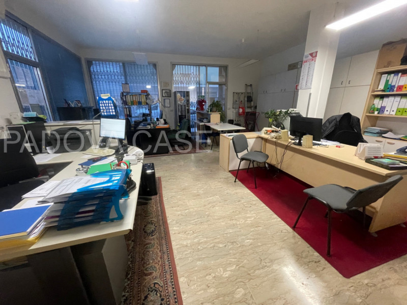 Scopri questa opportunità di investimento nel cuore della zona Arcella a Padova. Proponiamo in ve...