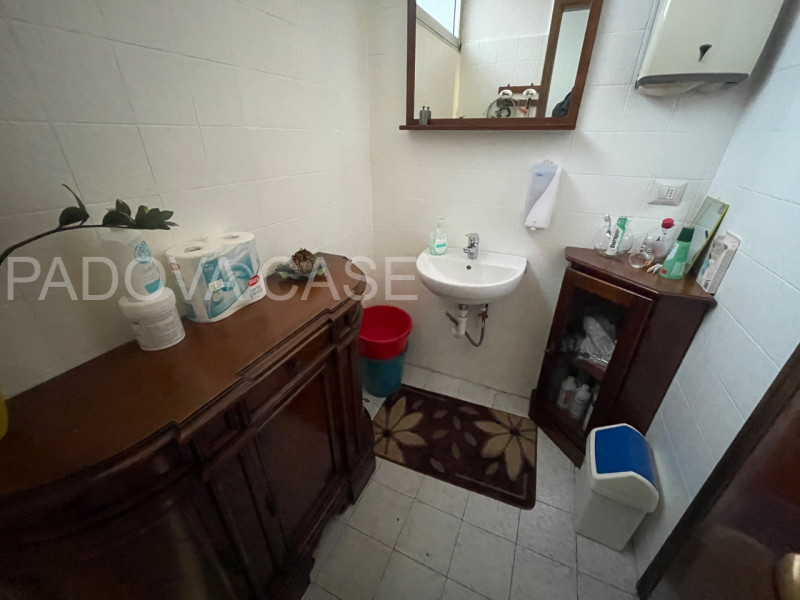 Scopri questa opportunità di investimento nel cuore della zona Arcella a Padova. Proponiamo in ve...
