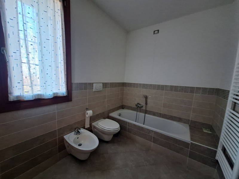 Proponiamo in locazione una splendida villetta bifamiliare di circa 200 mq, ideale per aziende ch...