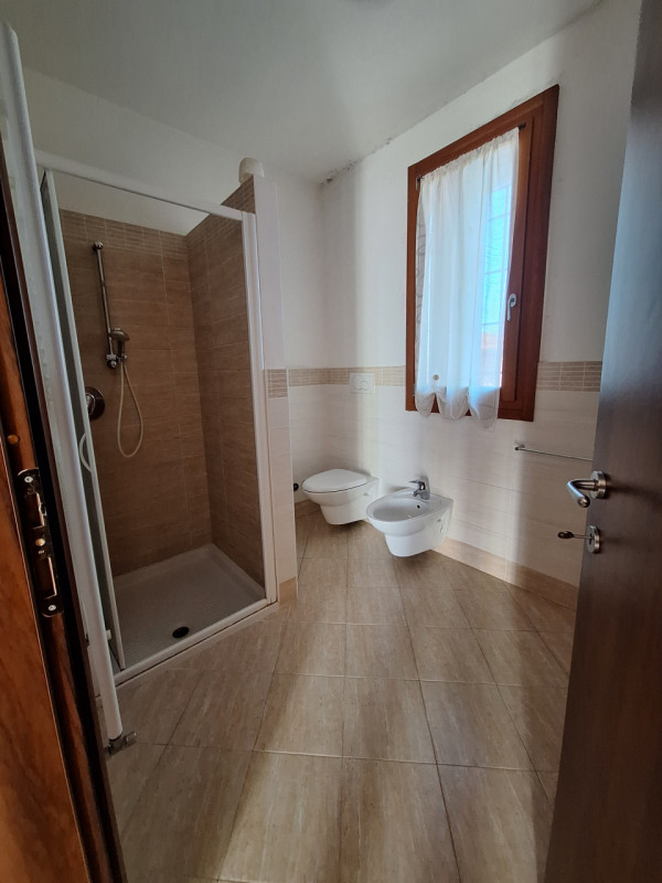 Proponiamo in locazione una splendida villetta bifamiliare di circa 200 mq, ideale per aziende ch...