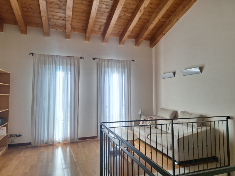 Proponiamo in locazione una splendida villetta bifamiliare di circa 200 mq, ideale per aziende ch...