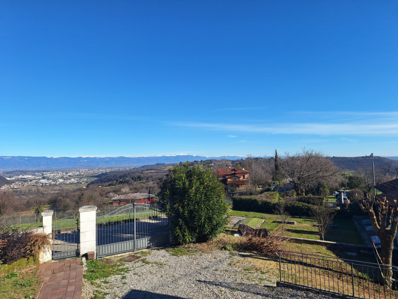 Proponiamo in locazione una splendida villetta bifamiliare di circa 200 mq, ideale per aziende ch...
