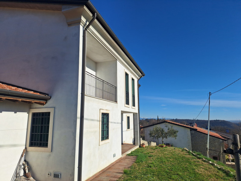 Proponiamo in locazione una splendida villetta bifamiliare di circa 200 mq, ideale per aziende ch...