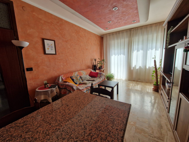Ampio e luminoso appartamento trilocale di 110 mq situato nel cuore del quartiere residenziale Sa...