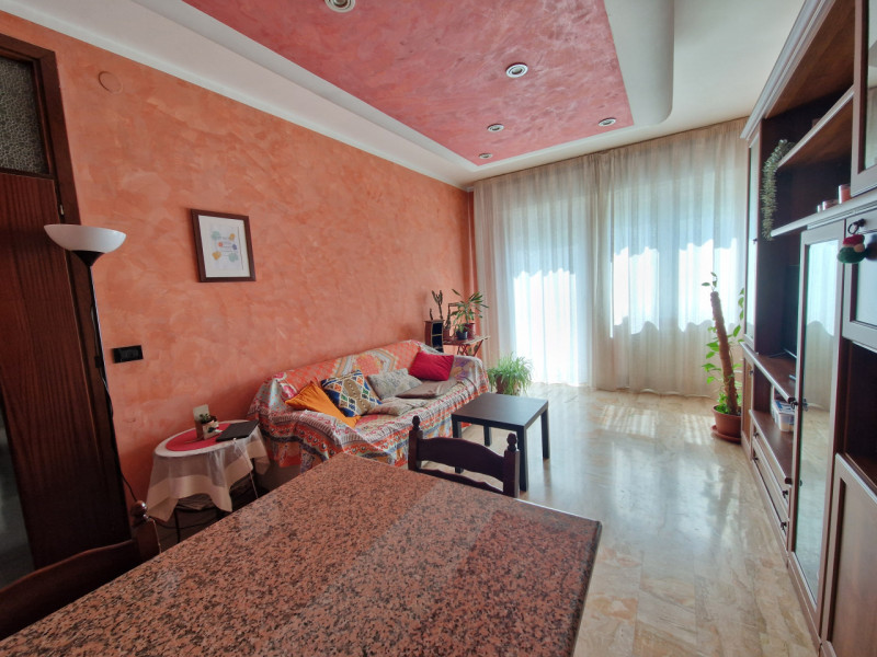 Ampio e luminoso appartamento trilocale di 110 mq situato nel cuore del quartiere residenziale Sa...
