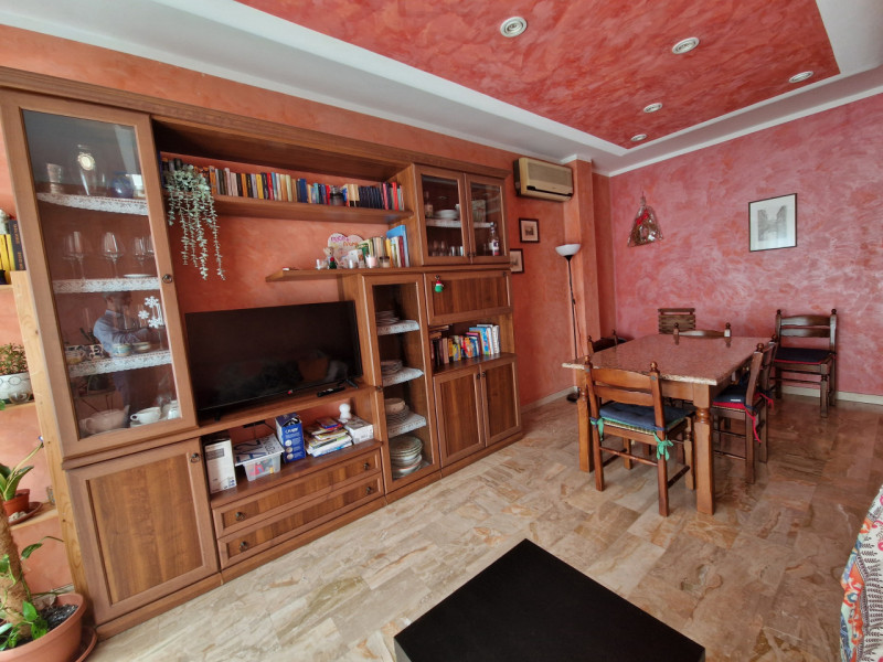 Ampio e luminoso appartamento trilocale di 110 mq situato nel cuore del quartiere residenziale Sa...