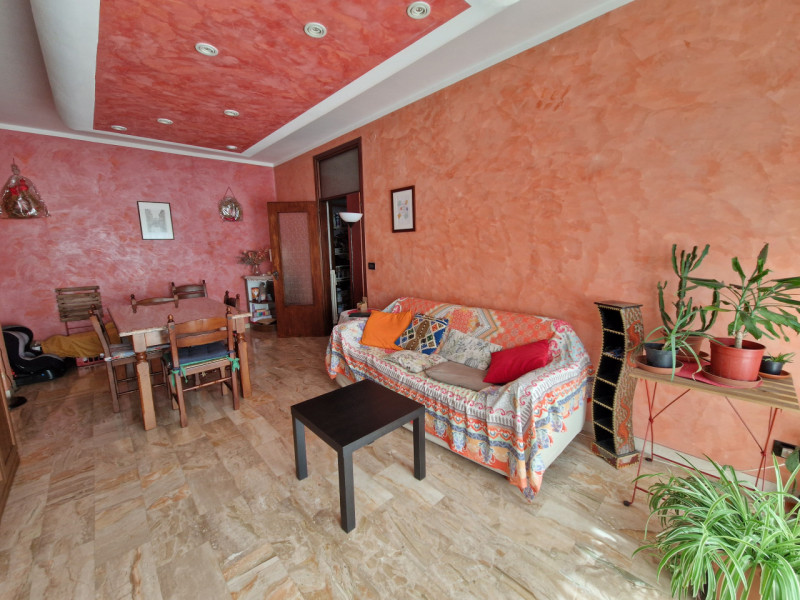 Ampio e luminoso appartamento trilocale di 110 mq situato nel cuore del quartiere residenziale Sa...