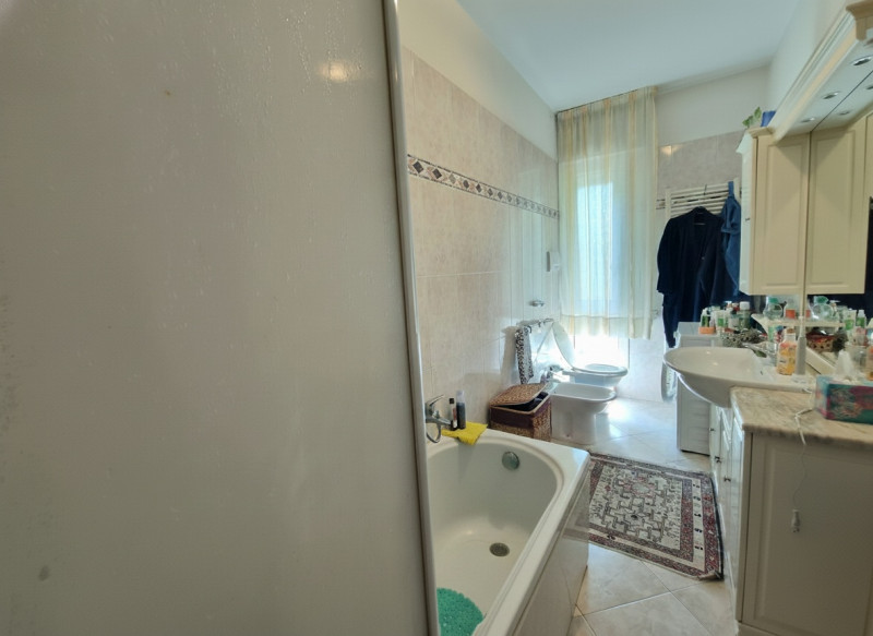 Ampio e luminoso appartamento trilocale di 110 mq situato nel cuore del quartiere residenziale Sa...
