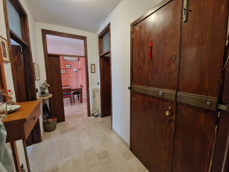 Ampio e luminoso appartamento trilocale di 110 mq situato nel cuore del quartiere residenziale Sa...