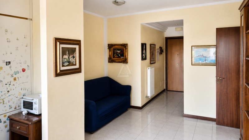 L'Agenzia Immobiliare IRIS propone in vendita luminoso appartamento dalle generose dimensioni, in...