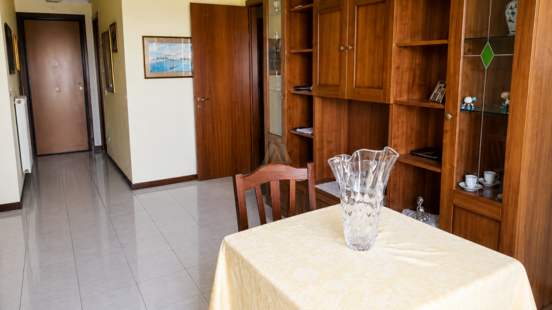 L'Agenzia Immobiliare IRIS propone in vendita luminoso appartamento dalle generose dimensioni, in...