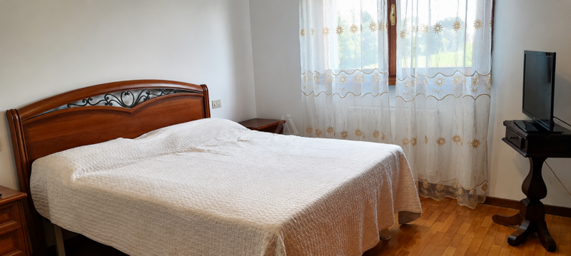 L'Agenzia Immobiliare IRIS propone in vendita luminoso appartamento dalle generose dimensioni, in...