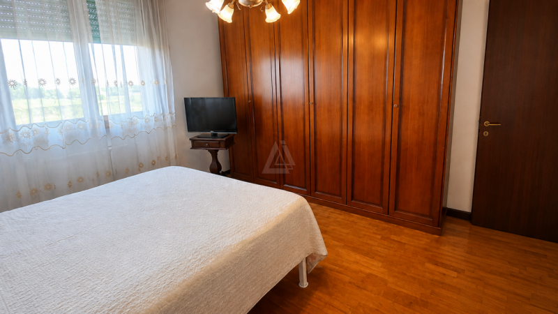 L'Agenzia Immobiliare IRIS propone in vendita luminoso appartamento dalle generose dimensioni, in...