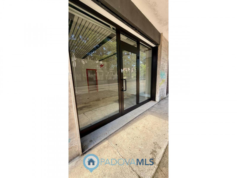 Immobile in esclusiva al Gruppo Padova MLS
SAN CARLO: ZONA LARGO DEBUSSY su strada di alto transi...