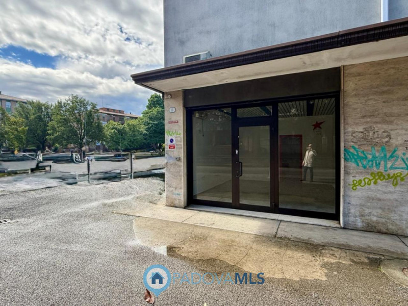 Immobile in esclusiva al Gruppo Padova MLS
SAN CARLO: ZONA LARGO DEBUSSY su strada di alto transi...