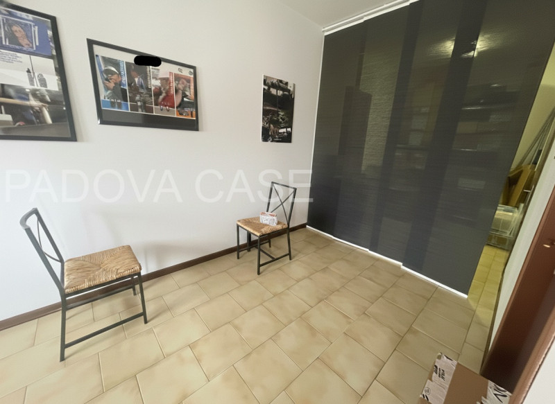 Scopri un'opportunità unica nel cuore di Altichiero, una delle zone più dinamiche di Padova. Ques...