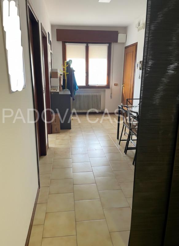 Scopri un'opportunità unica nel cuore di Altichiero, una delle zone più dinamiche di Padova. Ques...