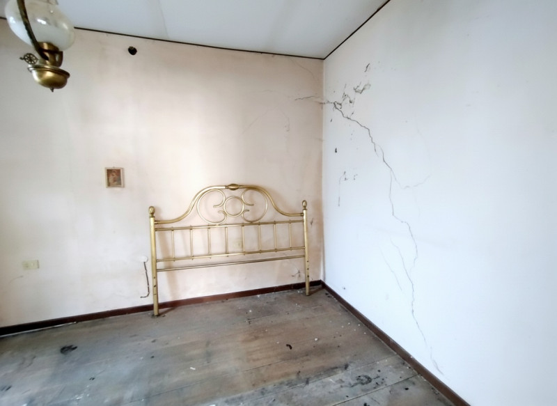 CASA SINGOLA COMPLETAMENTE DA RISTRUTTURARE A MONTEGROTTO TERME  €.160.000 - rif.CL541

A Montegr...