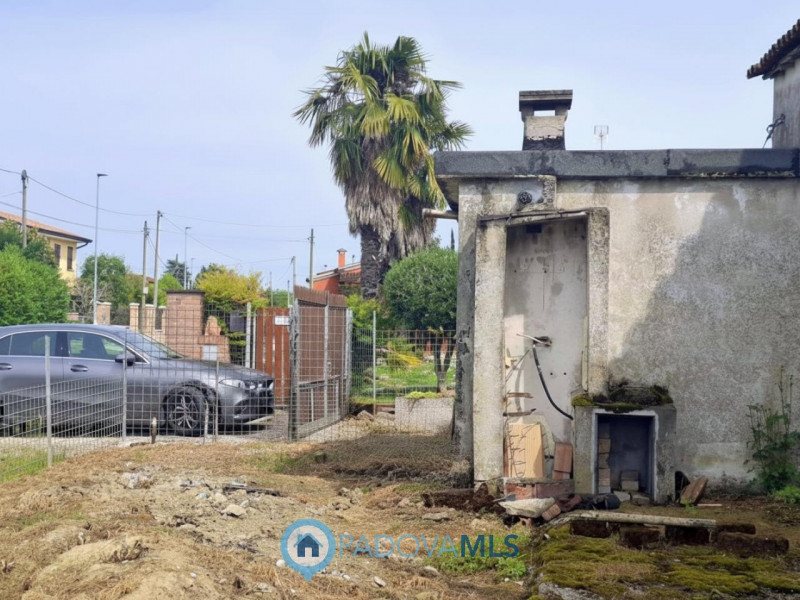 Immobile in esclusiva al Gruppo Padova MLS
RUSTICO CON 2 UNITA' COMPLETAMENTE DA RISTRUTTURARE A ...
