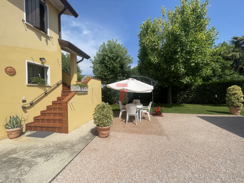 In una delle zone più tranquille e verdi di Polverara, proponiamo in vendita un appartamento tril...