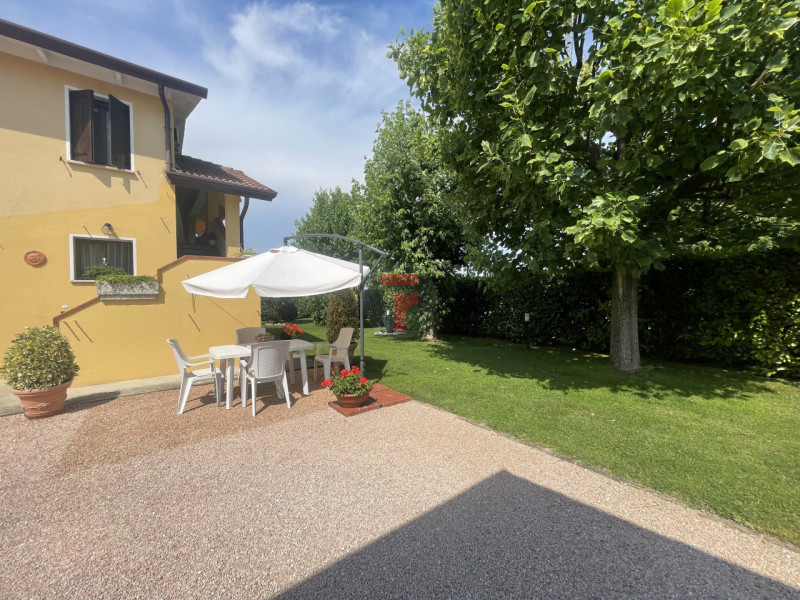 In una delle zone più tranquille e verdi di Polverara, proponiamo in vendita un appartamento tril...
