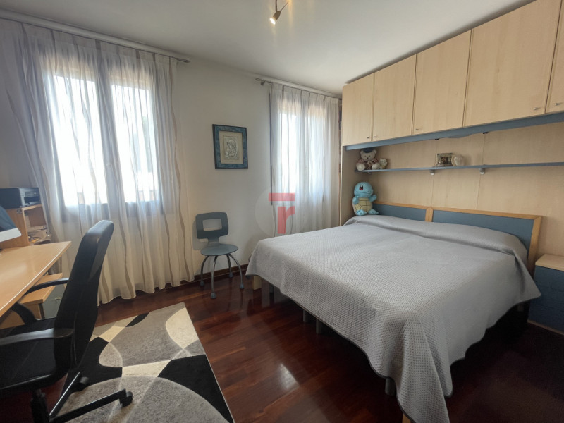 In una delle zone più tranquille e verdi di Polverara, proponiamo in vendita un appartamento tril...