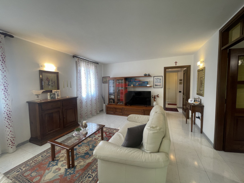 In una delle zone più tranquille e verdi di Polverara, proponiamo in vendita un appartamento tril...