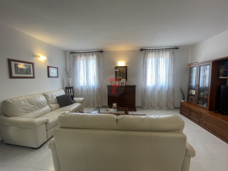 In una delle zone più tranquille e verdi di Polverara, proponiamo in vendita un appartamento tril...