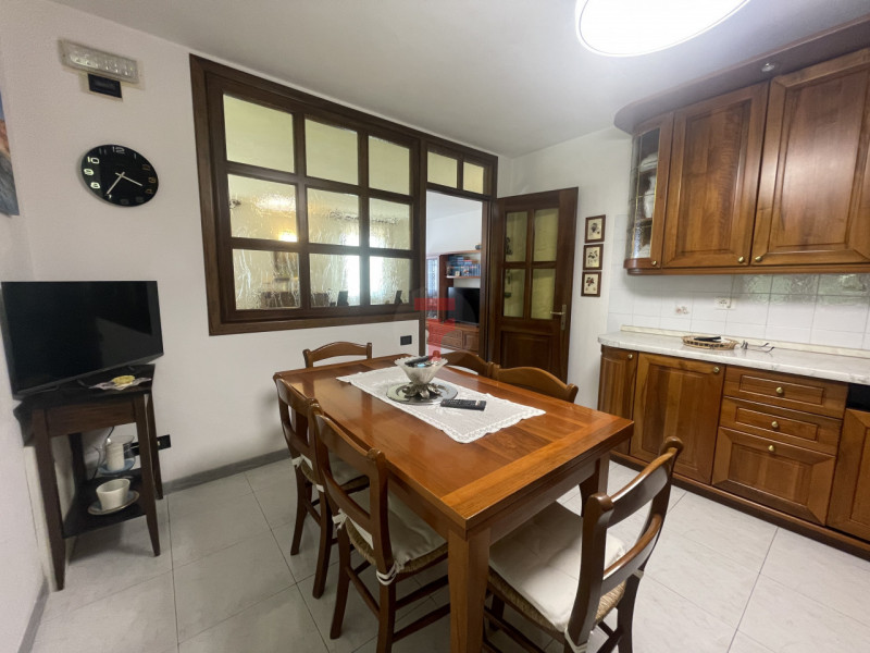 In una delle zone più tranquille e verdi di Polverara, proponiamo in vendita un appartamento tril...