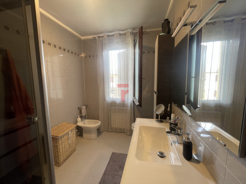 In una delle zone più tranquille e verdi di Polverara, proponiamo in vendita un appartamento tril...