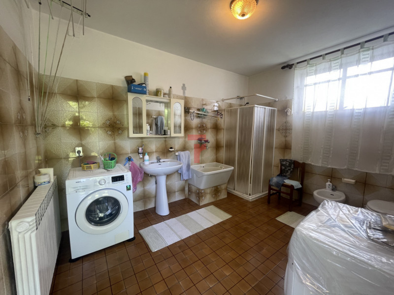 In una delle zone più tranquille e verdi di Polverara, proponiamo in vendita un appartamento tril...