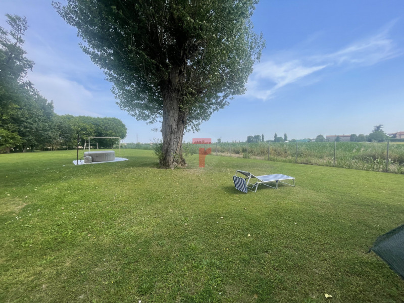 In una delle zone più tranquille e verdi di Polverara, proponiamo in vendita un appartamento tril...