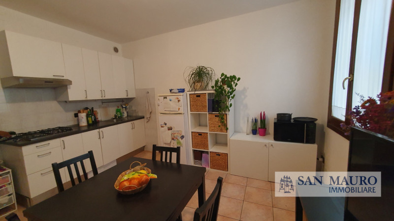 VICENZA nel cuore del centro storico, proponiamo mini appartamento arredato sito al secondo piano...