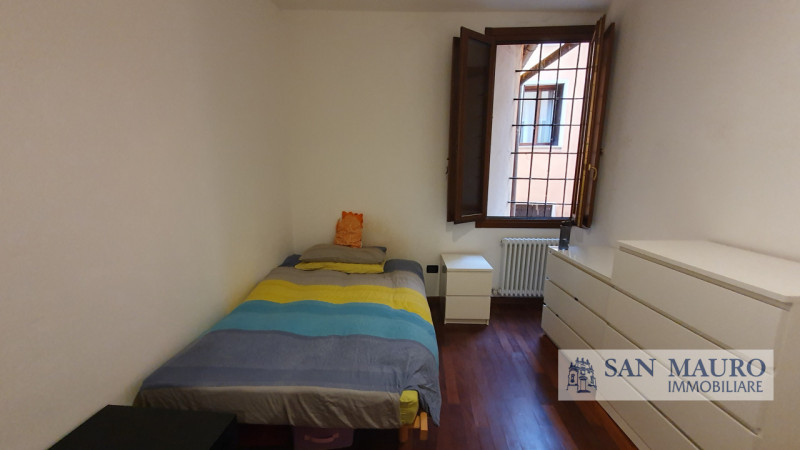 VICENZA nel cuore del centro storico, proponiamo mini appartamento arredato sito al secondo piano...