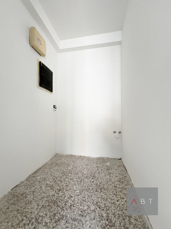Situato in centro paese, negozio al piano terra di 40 mq. con bagno. L'immobile dispone d'impiant...