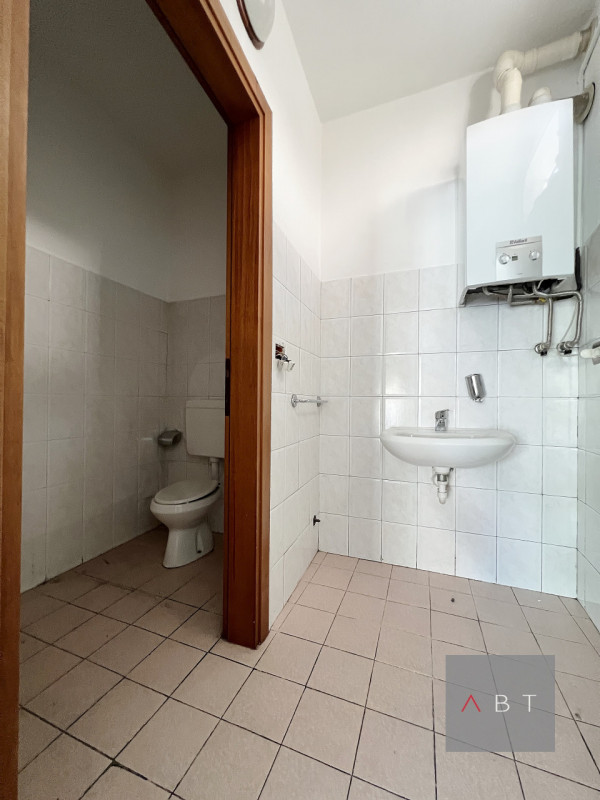 Situato in centro paese, negozio al piano terra di 40 mq. con bagno. L'immobile dispone d'impiant...