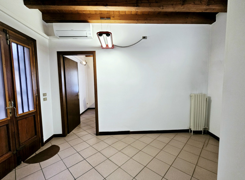In centro a Este, proponiamo in vendita elegante ufficio al piano terra, che offre un'ottima oppo...
