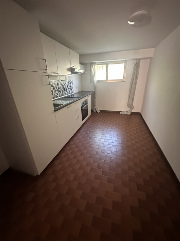 In tranquillo contesto condominiale nel ricercato quartiere Santa Rita, a pochi minuti dal centro...