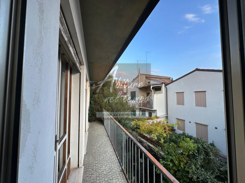 CITTADELLA (PD) - Casa a schiera con giardino e vista mura

Proponiamo in vendita una rara casa a...