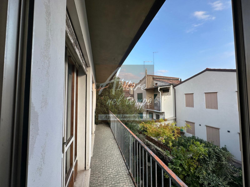 CITTADELLA (PD) - Casa a schiera con giardino e vista mura

Proponiamo in vendita una rara casa a...