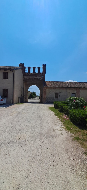 Siamo lieti di presentarvi questa interessante casa a schiera centrale nella suggestiva cornice d...